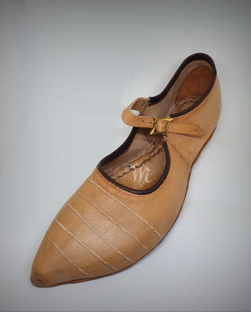 Schnallenschuh mit Lederschnitt 1300-1400 - Maßwerk-Historische Schuhe